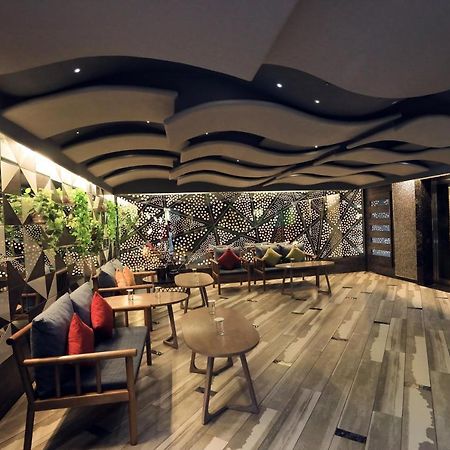 Humming Bird Hotel & Banquet Ānand Buitenkant foto