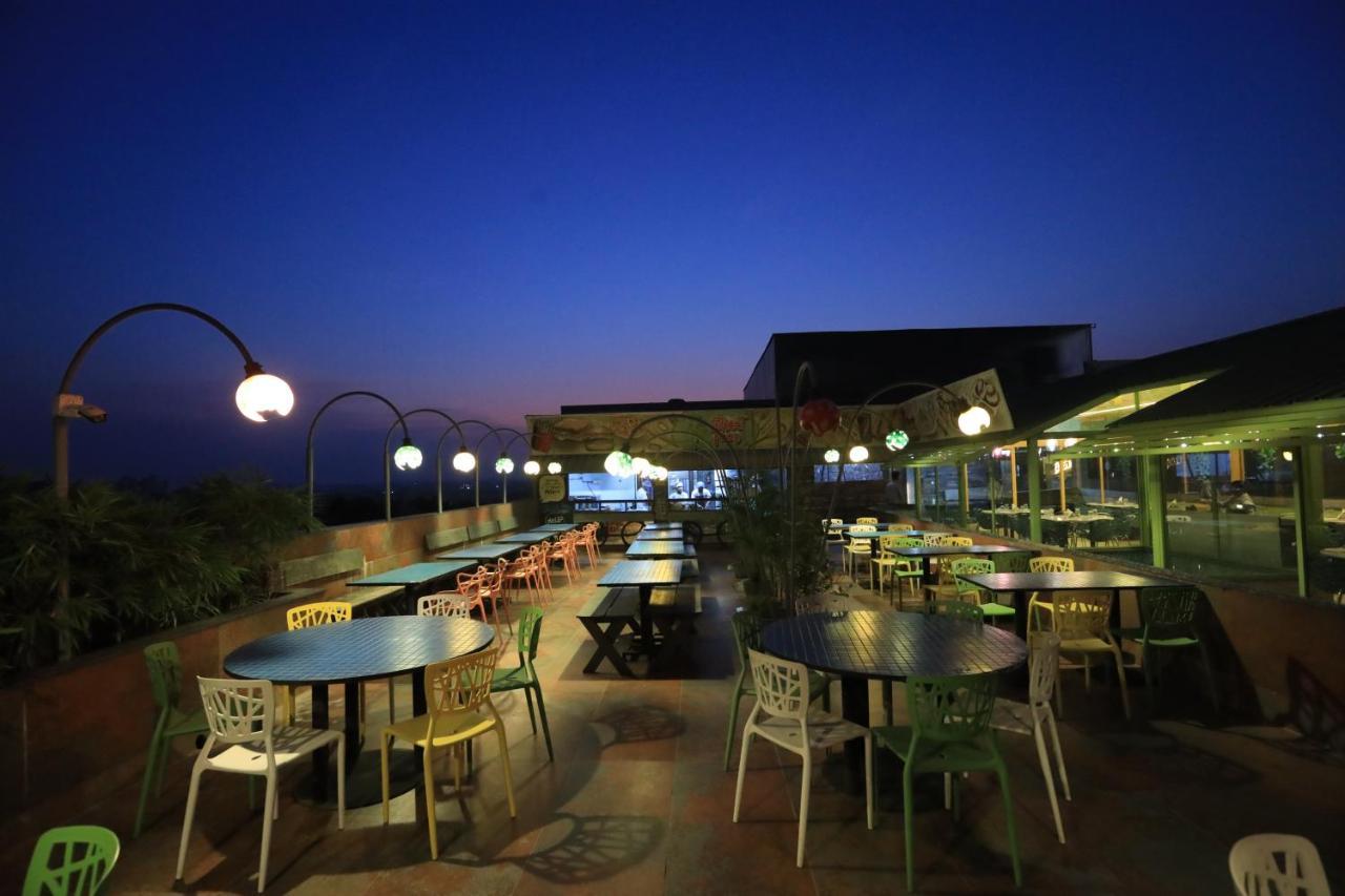 Humming Bird Hotel & Banquet Ānand Buitenkant foto