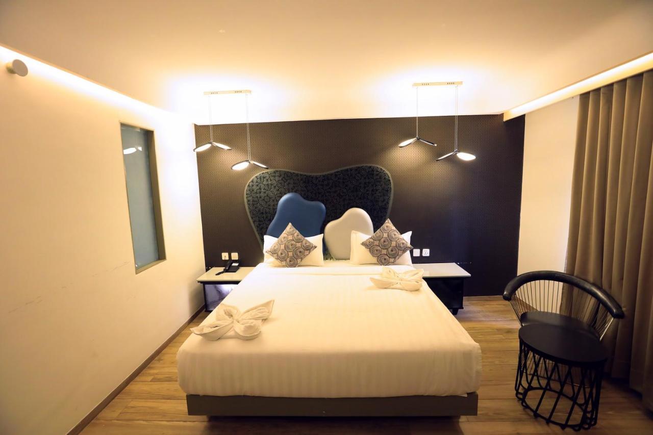 Humming Bird Hotel & Banquet Ānand Buitenkant foto