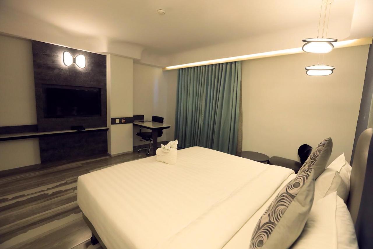 Humming Bird Hotel & Banquet Ānand Buitenkant foto