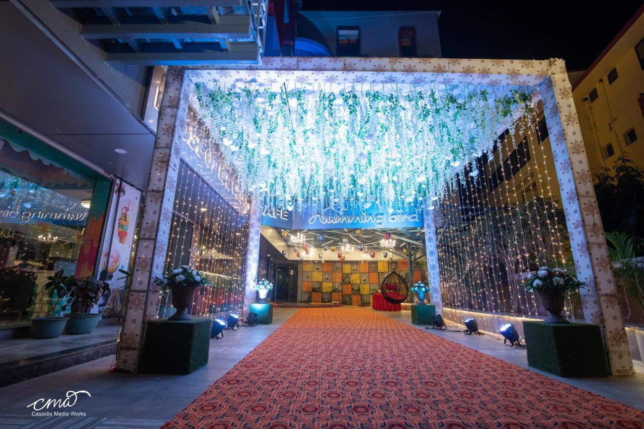 Humming Bird Hotel & Banquet Ānand Buitenkant foto