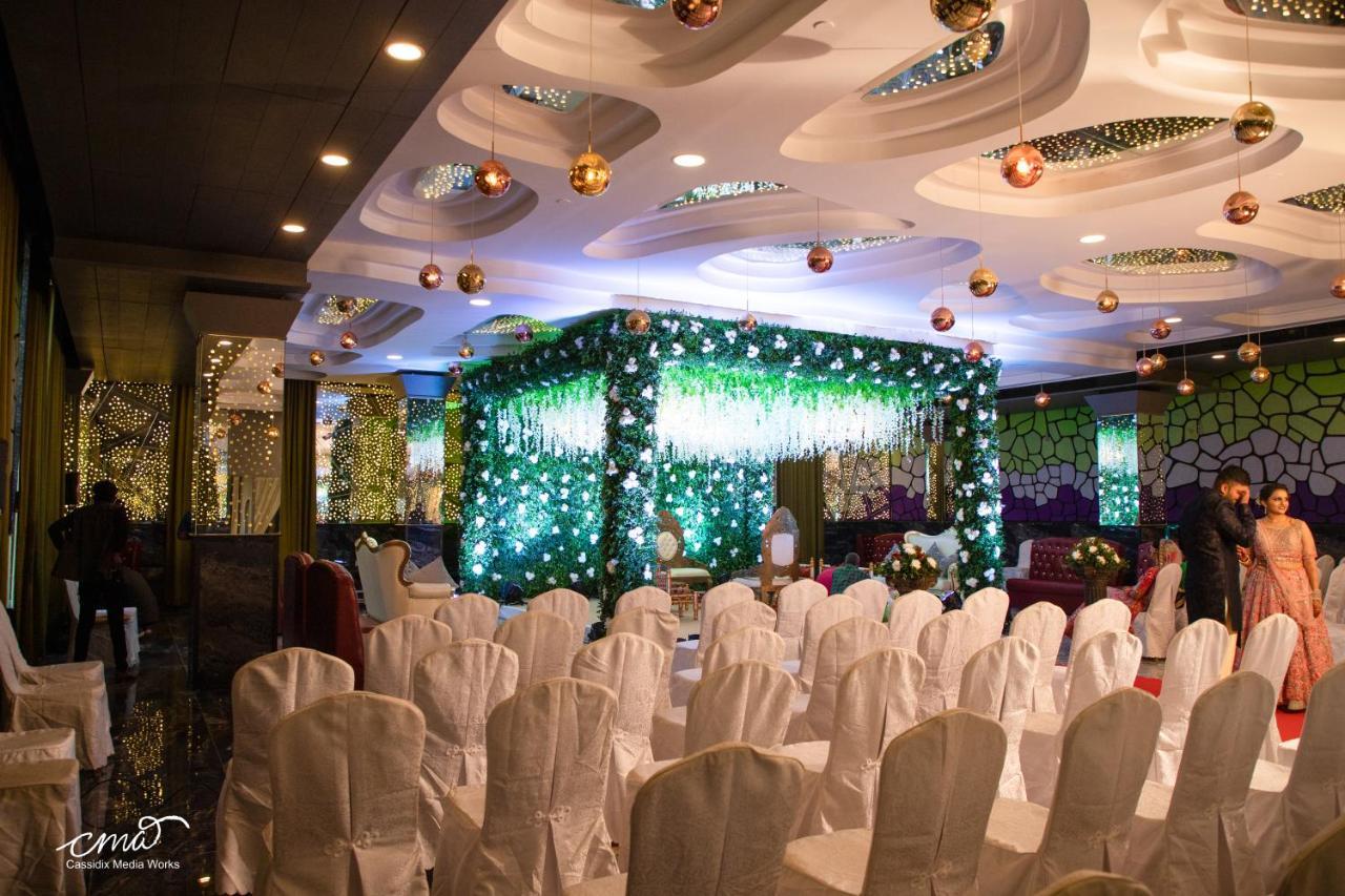 Humming Bird Hotel & Banquet Ānand Buitenkant foto
