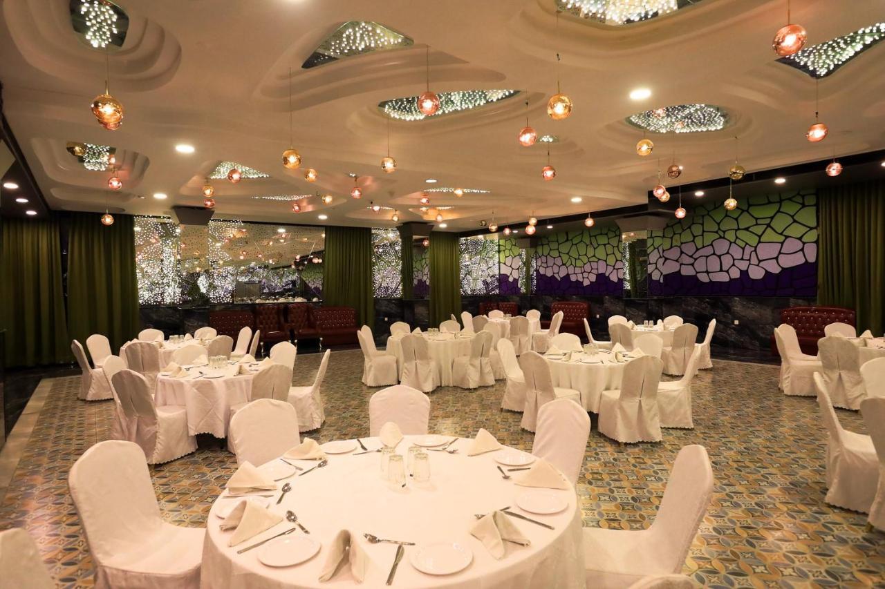 Humming Bird Hotel & Banquet Ānand Buitenkant foto